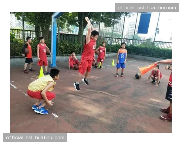 训练营花絮:球员进行趣味投篮游戏,惩罚内容是接受冰桶挑战