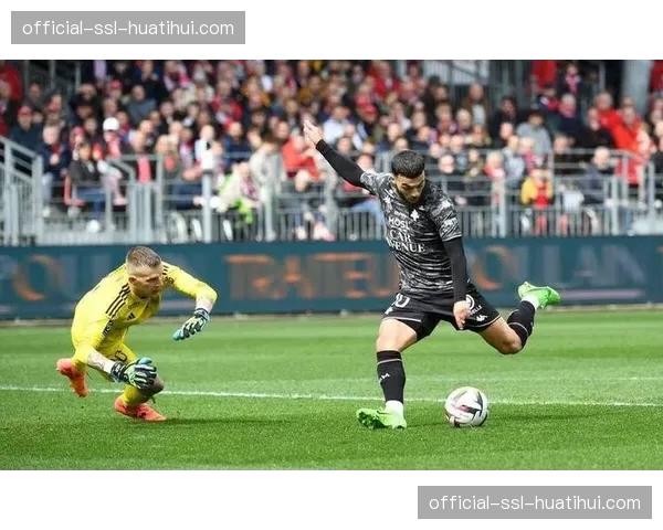 梅斯0-2不敌兰斯,连续四场比赛未能取得进球